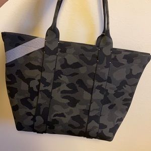 NWT Rothy’s Essential Tote in Slate Camo